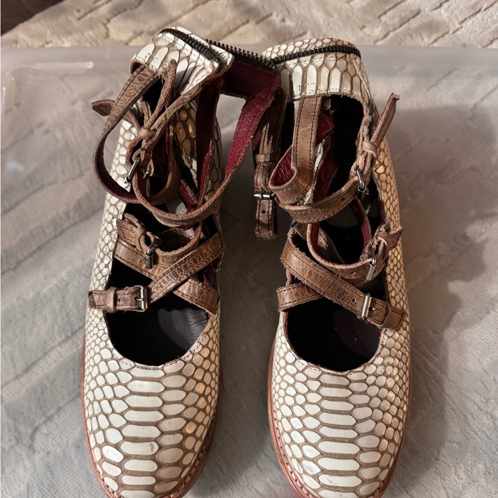 Freebird Marcell Women's Brown and Cream Shoes - Picture 2 of 8